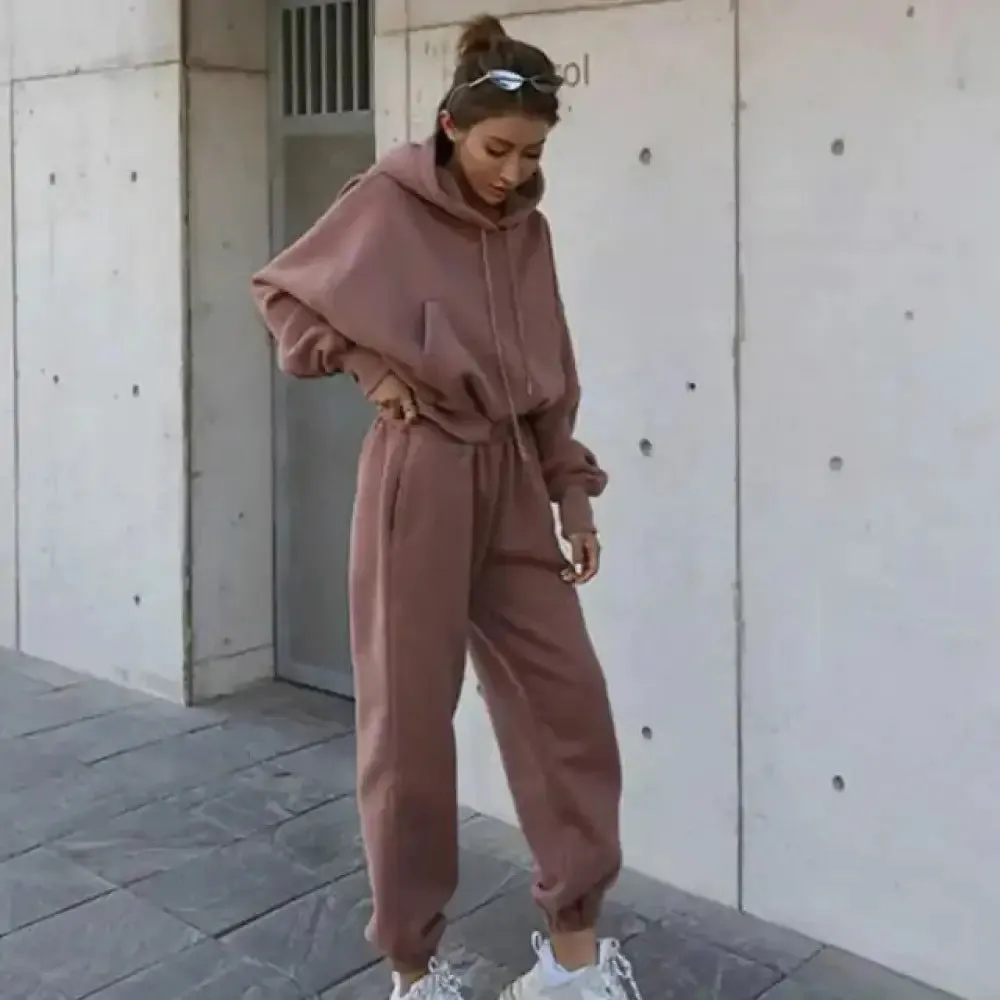 Snuggle Up in Style: Women’s Cozy Tracksuit