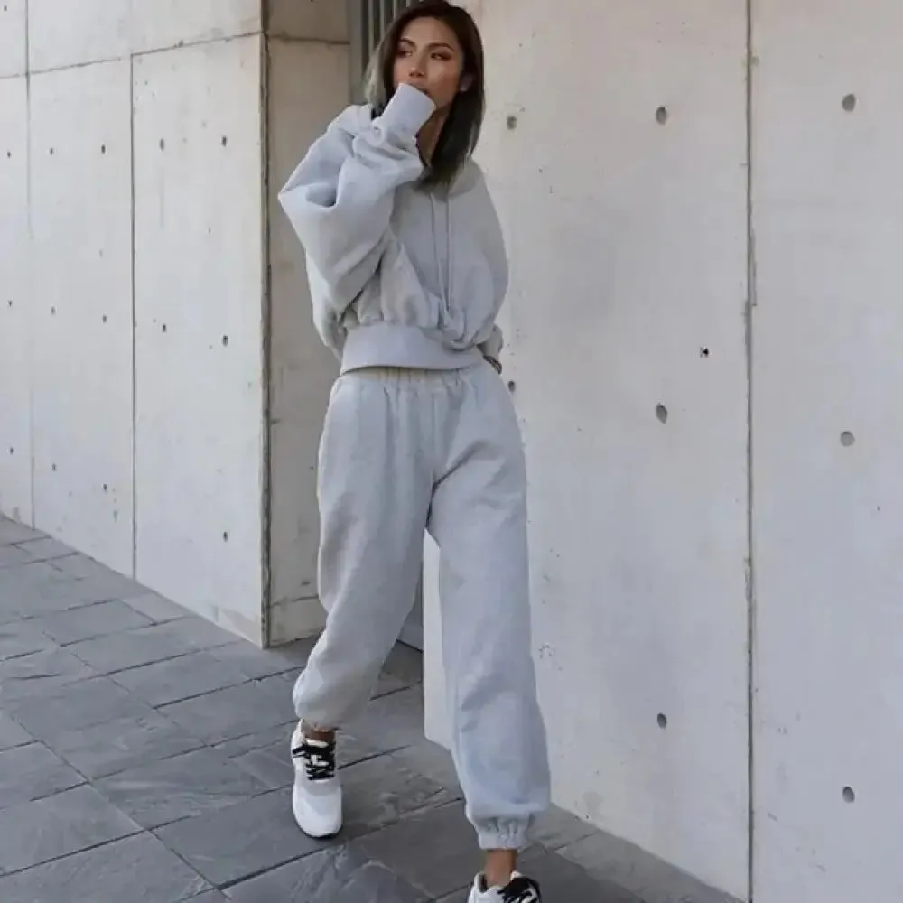 Snuggle Up in Style: Women’s Cozy Tracksuit