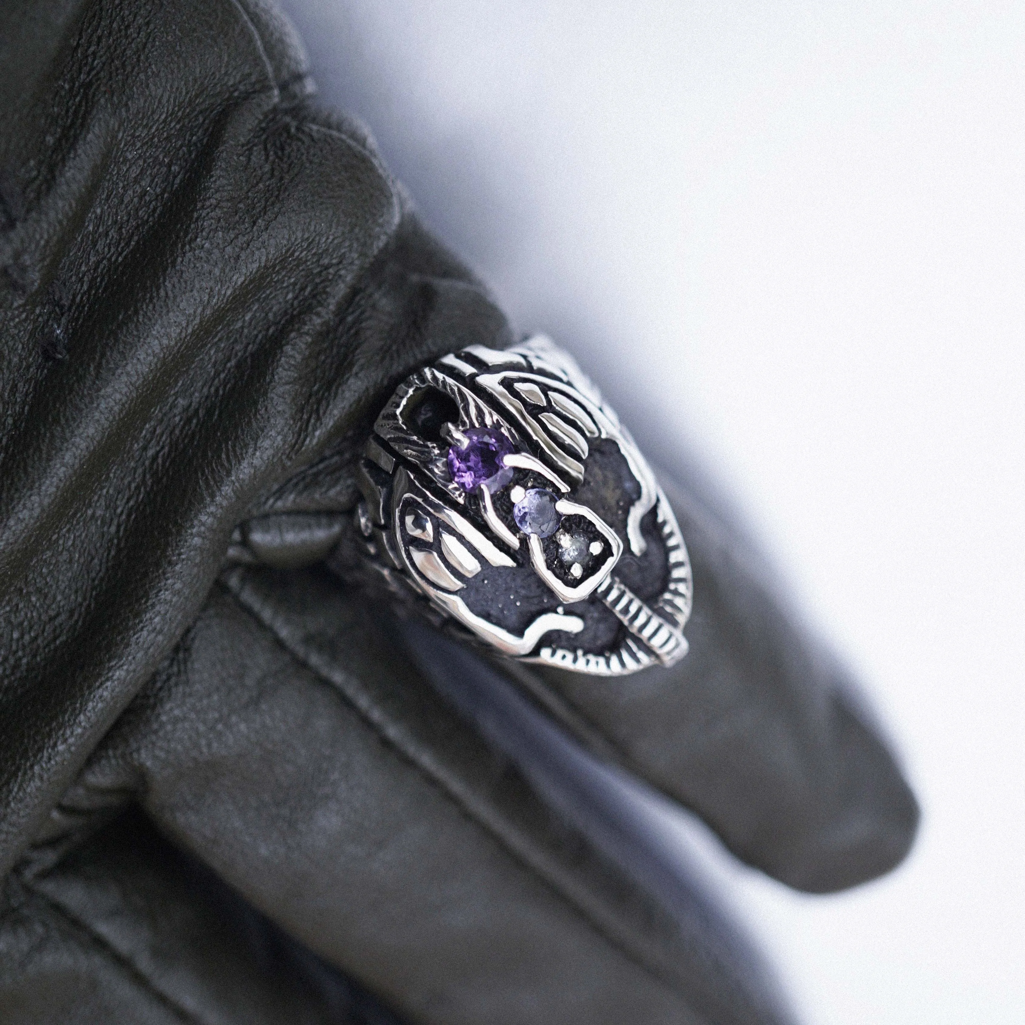 Statement face ring HELMET