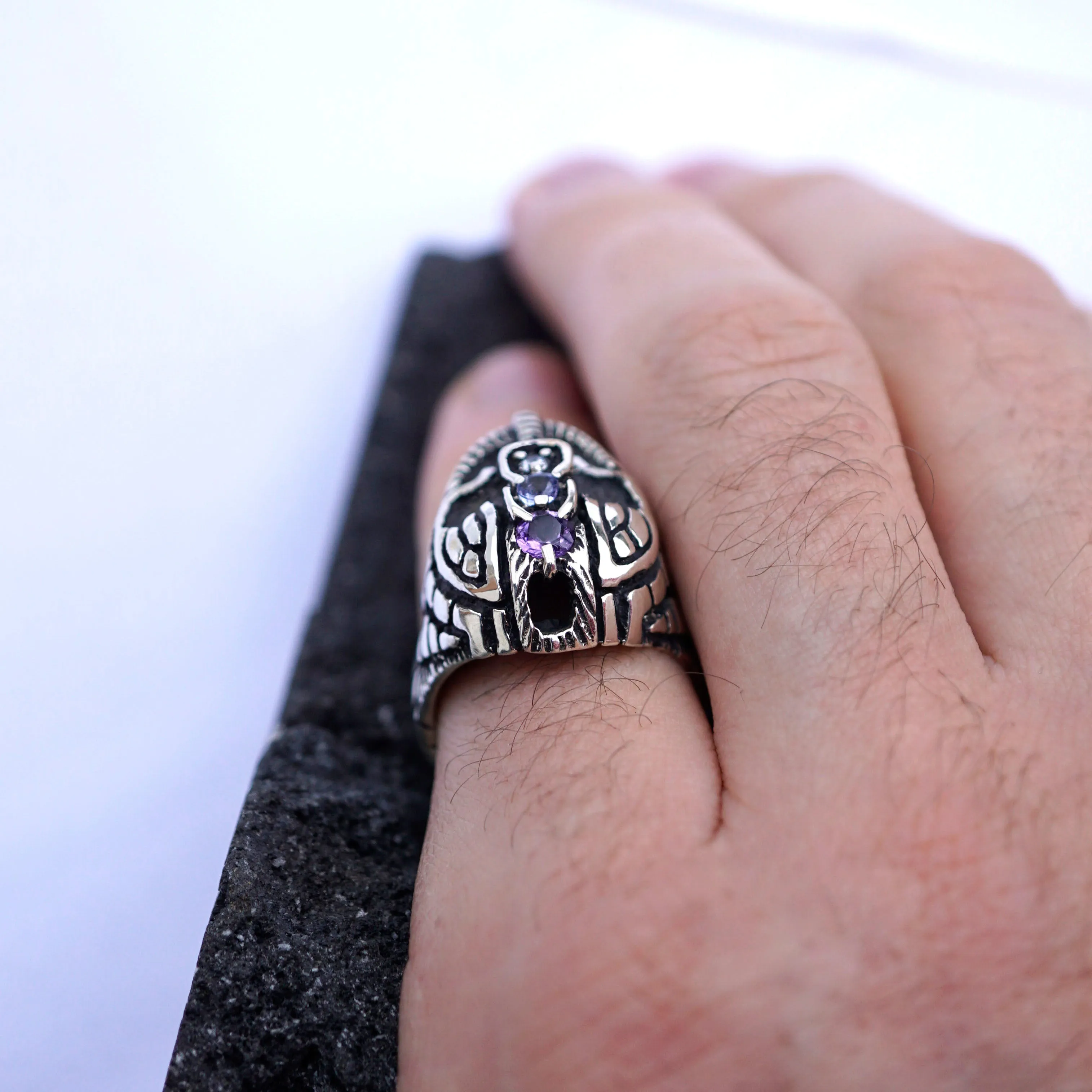 Statement face ring HELMET