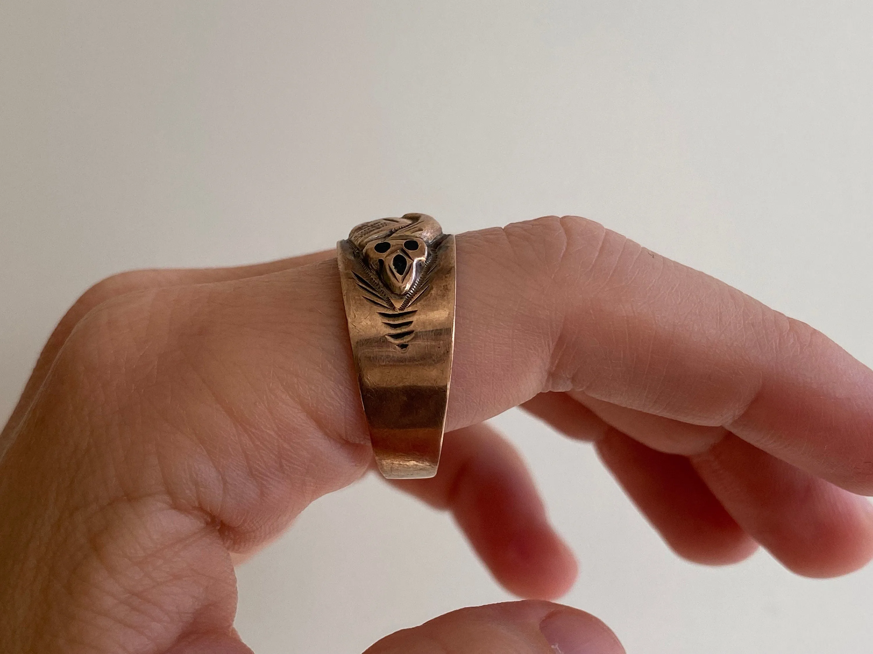 V I N T A G E // victorian commitment / solid 10k rose gold Fede Gimmel handshake ring / Claddagh style / size 11.75